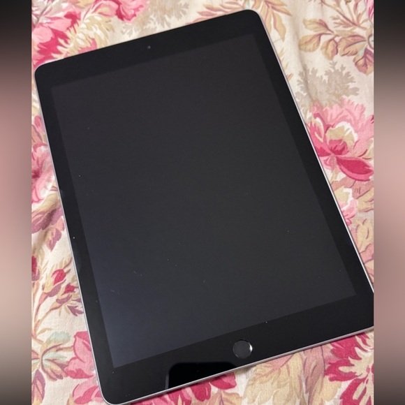 Apple Silver Tablet - Picture 2 of 2